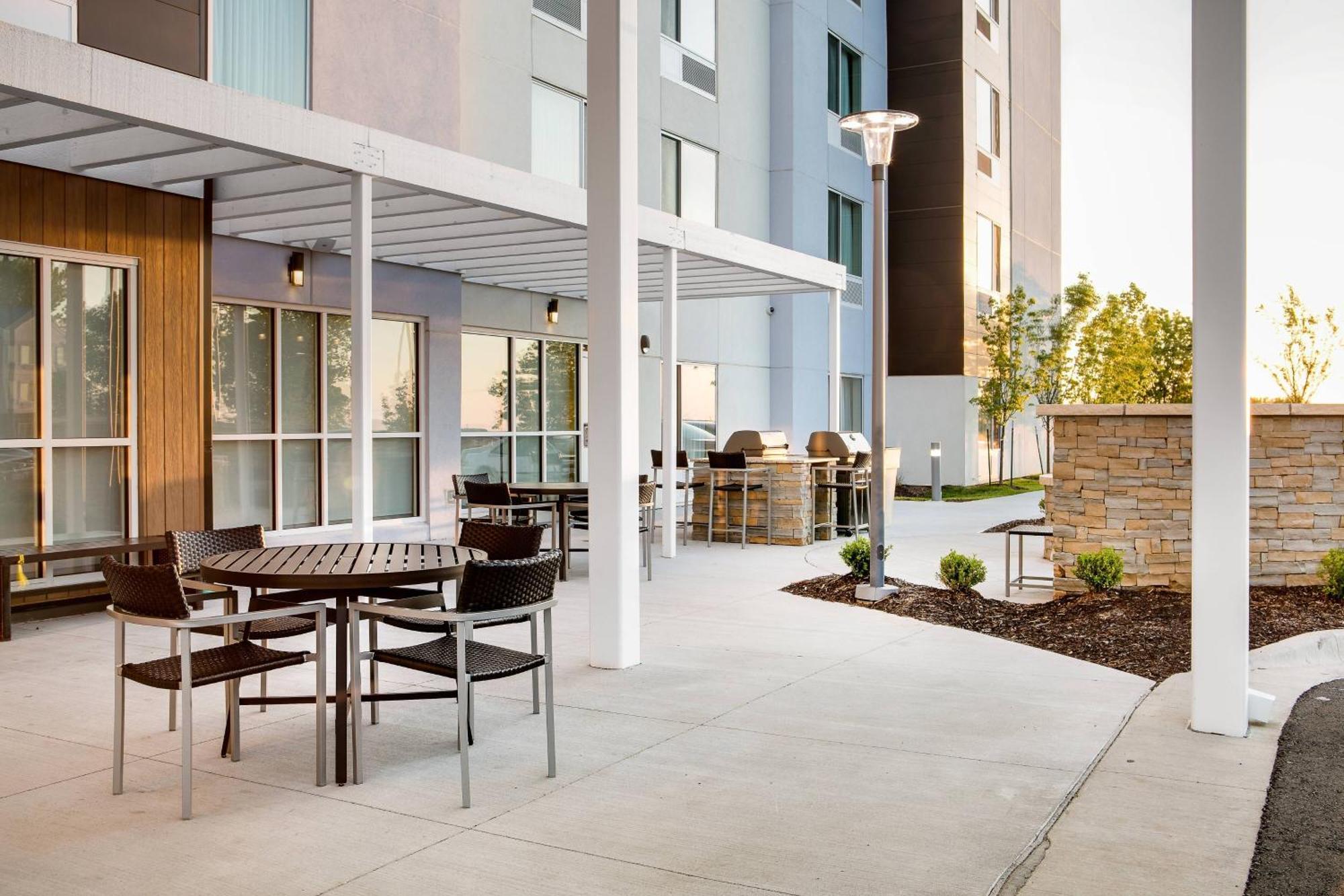 Towneplace Suites By Marriott Kansas City Airport Eksteriør billede